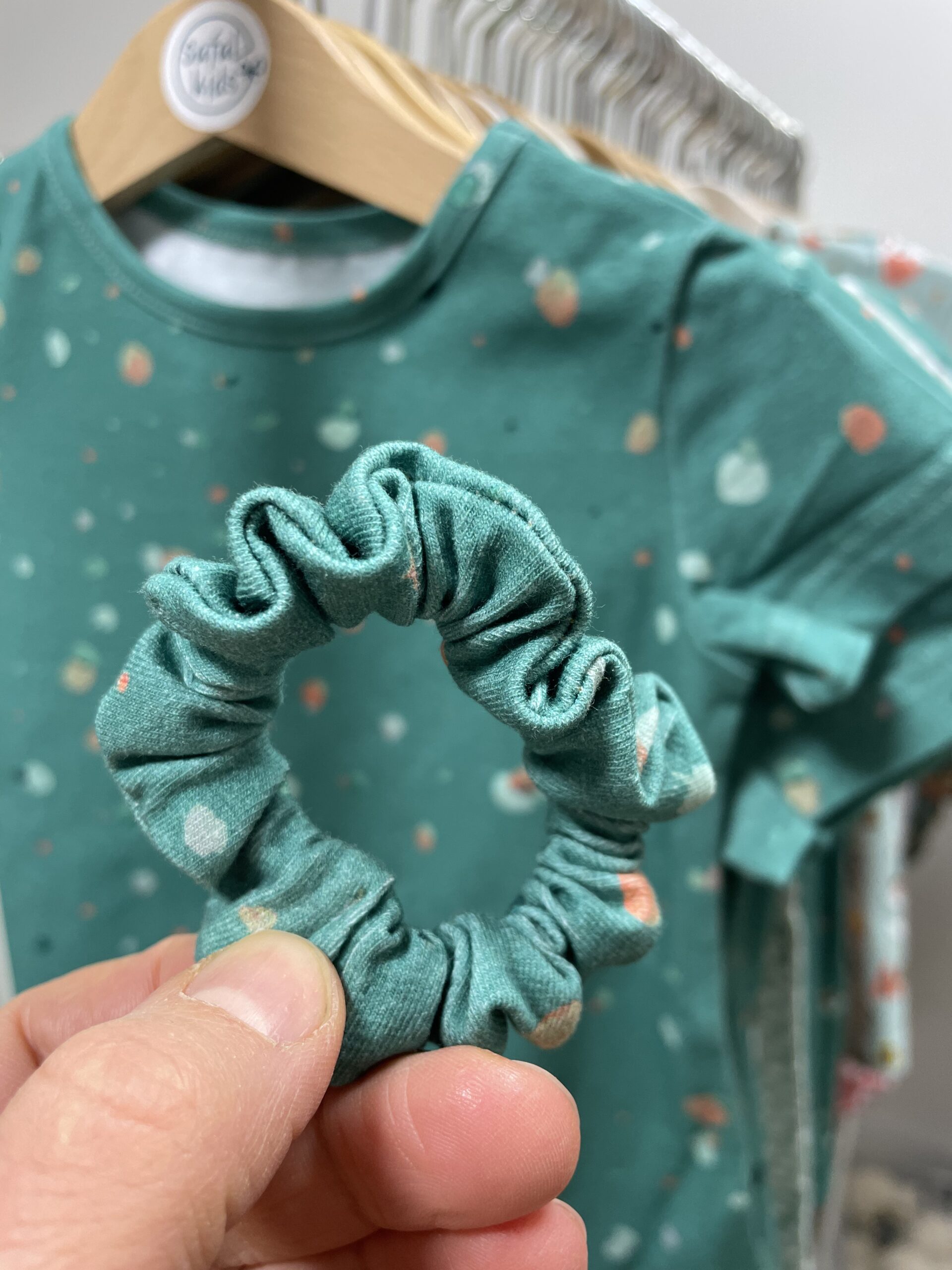 Patsikumm Scrunchie roheline täpp mini